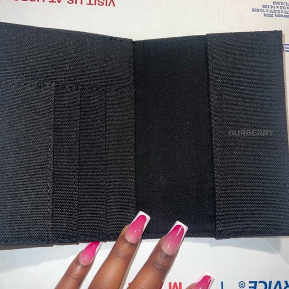 BURBERRY PASSPORT HOLDER - Picture 2 of 3